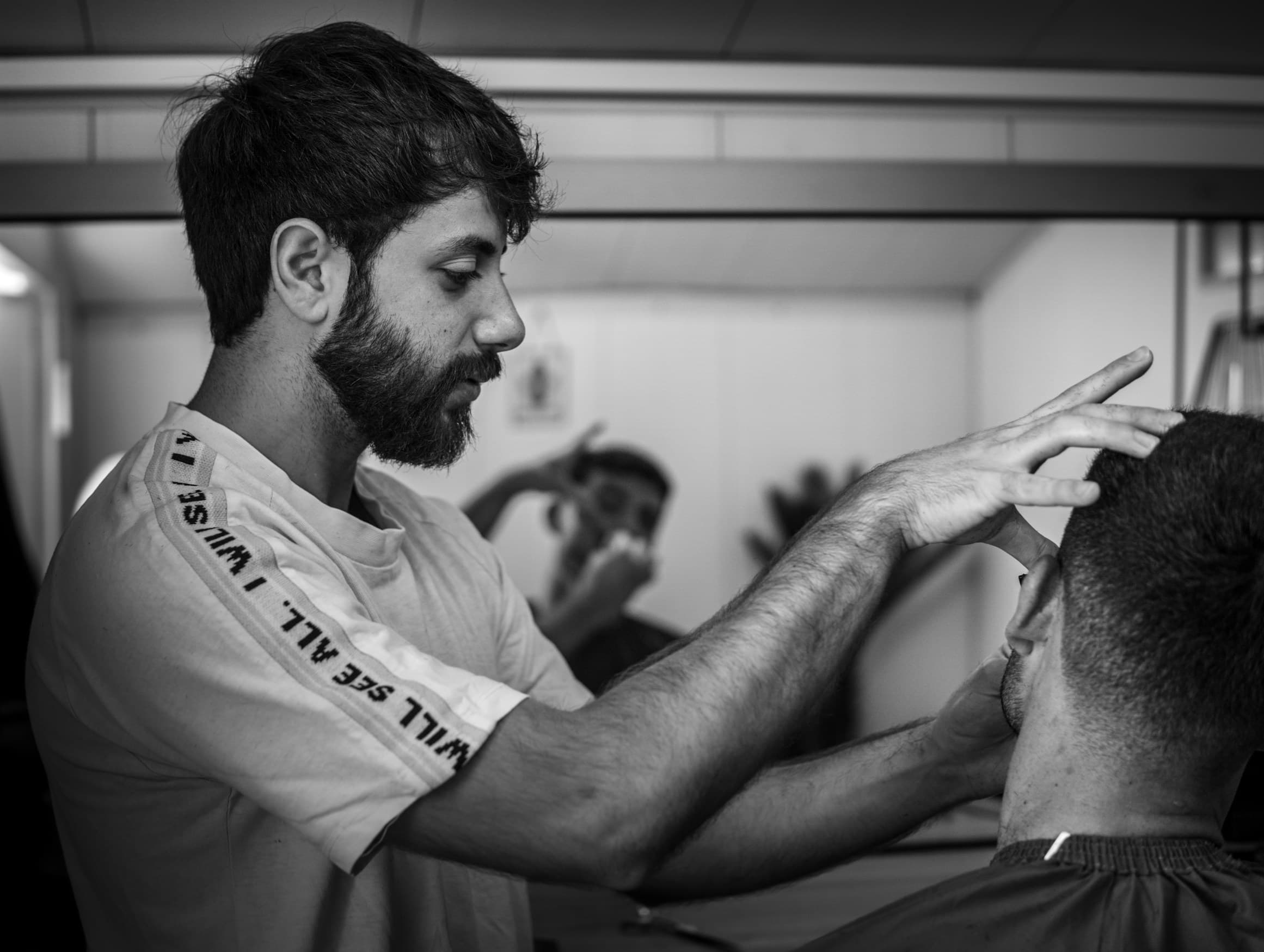 Barbero arreglando el cabello de un cliente